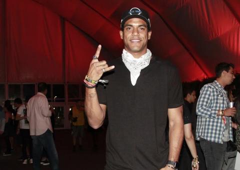 Após sexo na varanda, Marcelo Mello Jr beija morena no Rock in Rio