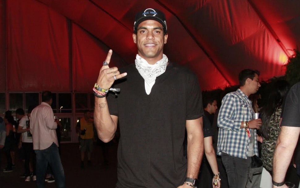 Após sexo na varanda, Marcelo Mello Jr beija morena no Rock in Rio