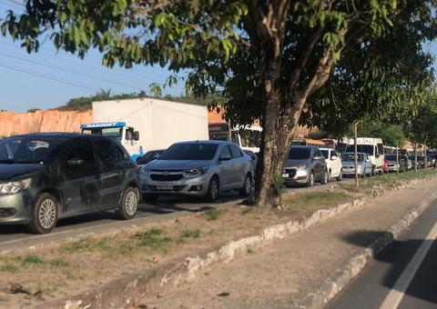 Manifestantes fecham avenida de Manaus e causam mais de 10 Km de congestionamento