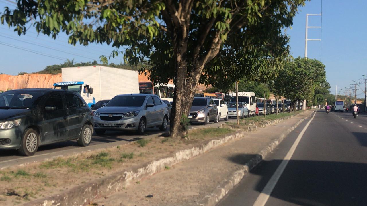 Manifestantes fecham avenida de Manaus e causam mais de 10 Km de congestionamento