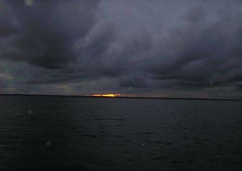 Barco com mais de 65 passageiros sofre acidente no meio do rio no Amazonas