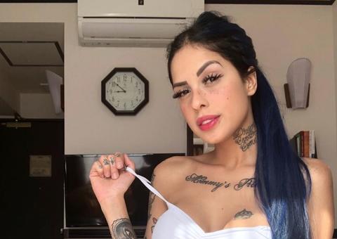 Só de calcinha, Tati Zaqui faz temperatura subir com seios à mostra