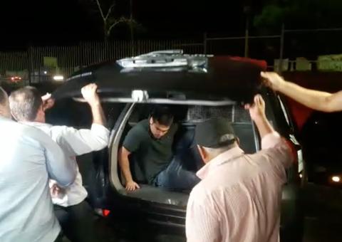 Caso Flávio: Alejandro Valeiko é levado ao IML antes de seguir para presídio