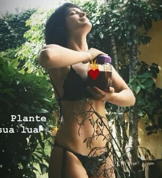 Bianca Bin faz ritual com sangue de menstruação