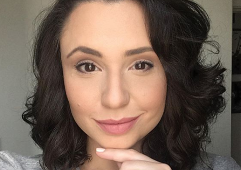 Francis Helena, ex-Chiquititas, posta foto em praia de nudismo 