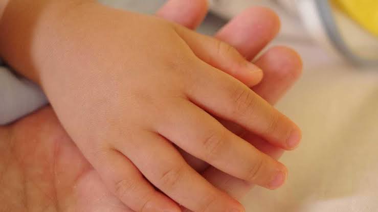 Menina de 4 anos é estuprada e encontrada sangrando em avenida de Manaus