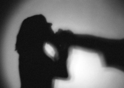 Jovem é preso após torturar e obrigar ex-namorada a manter relações sexuais