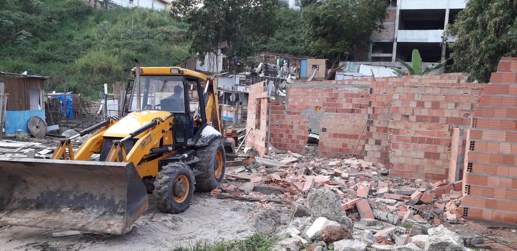 Polícias fazem reintegração de posse em terreno na zona Norte de Manaus