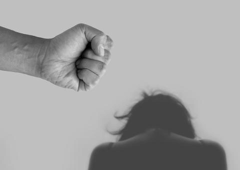 Marido é preso por ameaçar a mulher que ouvia ‘Desça daí, seu corno’