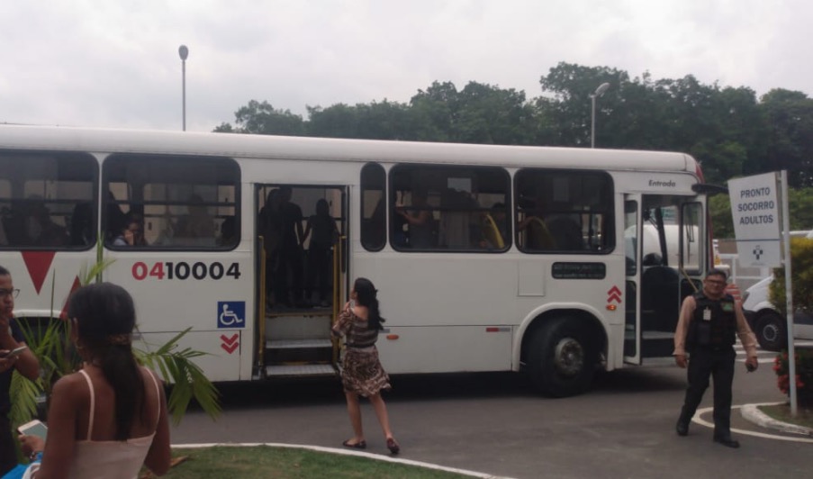 Passageira fica ferida após assaltantes armados ‘tocarem o terror’ em ônibus de Manaus