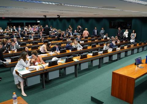 Projeto que prevê prisão para quem incitar suicídio avança na Câmara