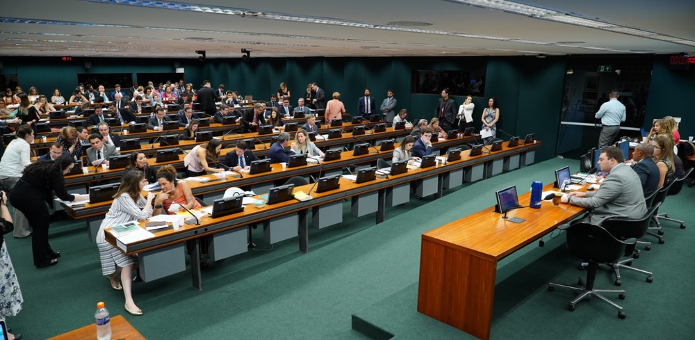 Projeto que prevê prisão para quem incitar suicídio avança na Câmara