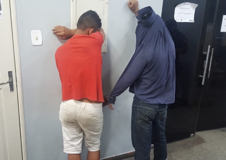 Ousado, assaltante de mototaxista brinca após ser preso em Manaus: ‘tô na TV mãe’