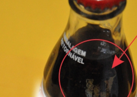 Fabricante de Coca-Cola é condenada por colocar canudos dentro de bebidas