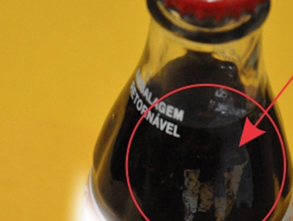 Fabricante de Coca-Cola é condenada por colocar canudos dentro de bebidas