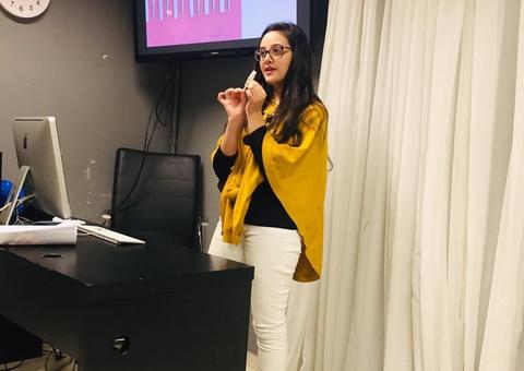 Estudante é premiada por criar absorvente para moradoras de rua