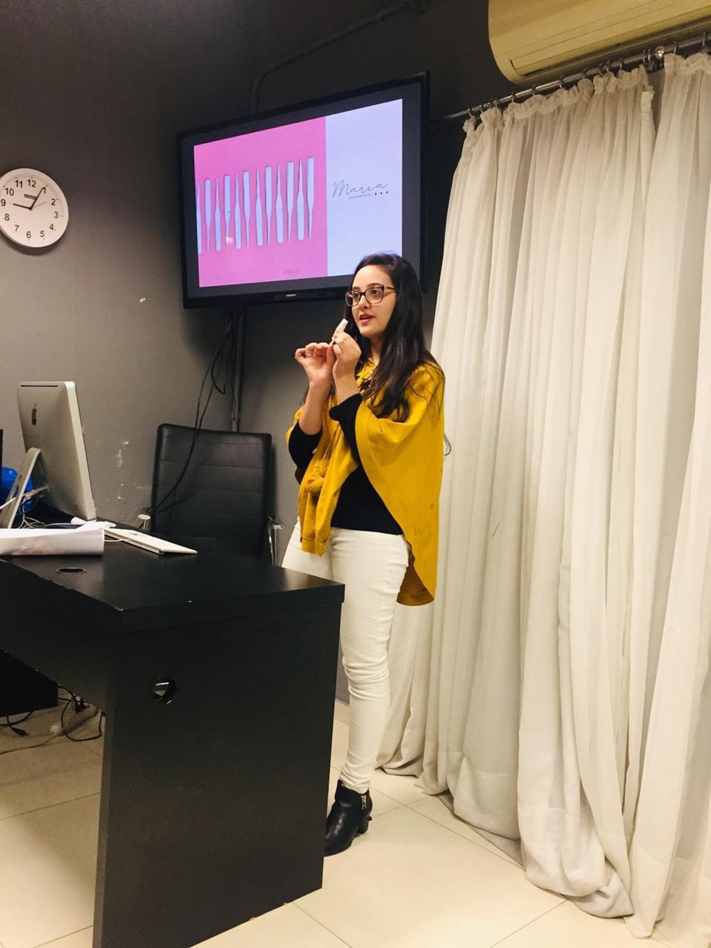 Estudante é premiada por criar absorvente para moradoras de rua