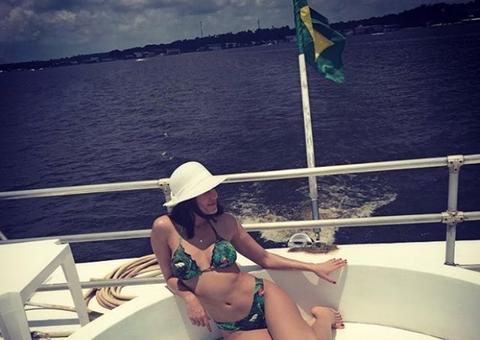 Em Manaus, ex-bbb Maria Melilo ostenta em iate com namorado milionário