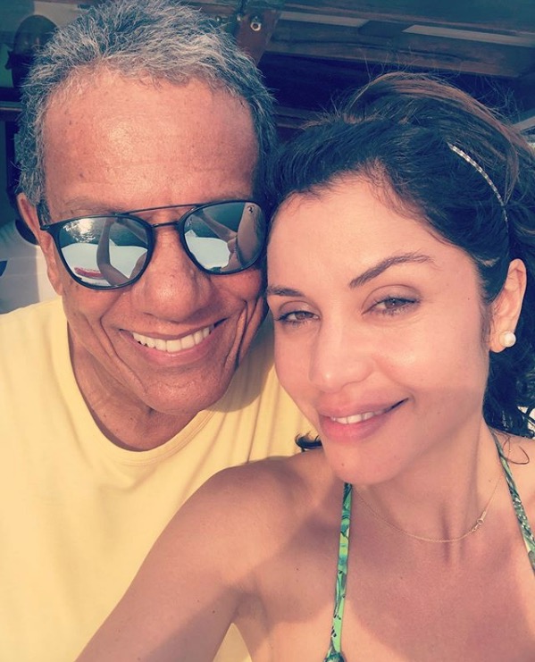 Em Manaus, ex-bbb Maria Melilo ostenta em iate com namorado milionário