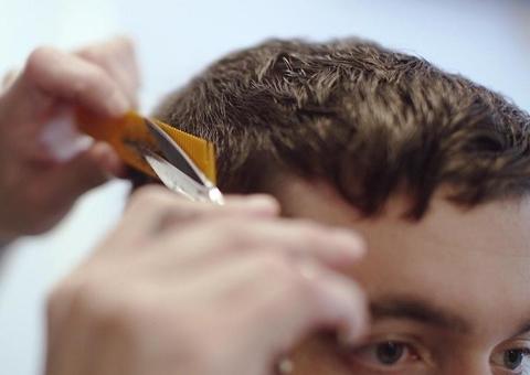 Homem confessa que matou amigo porque ele cortou seu cabelo sem permissão