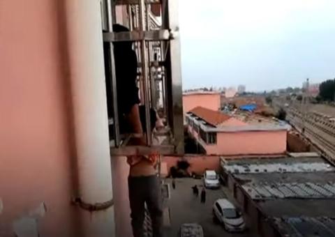 Menino cai de janela e fica preso pelo pescoço, mas é salvo por bombeiros