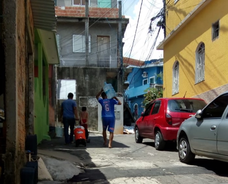 Águas de Manaus é notificada por falta de abastecimento em bairro de Manaus