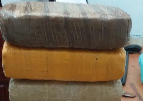 Drogas são apreendidas escondidas em sacos de farinha em embarcação no Amazonas