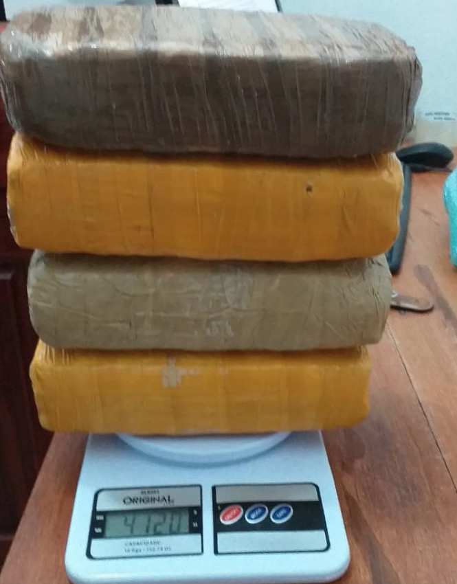 Drogas são apreendidas escondidas em sacos de farinha em embarcação no Amazonas