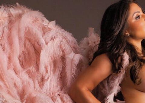 Esposa de Thammy posa nua e mostra barrigão de gravidez