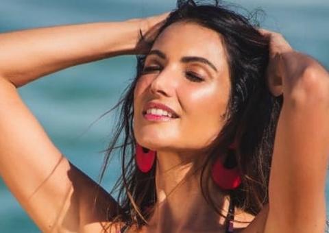  Aos 42, Patrícia Poeta rouba a cena com barriga negativa de biquíni 