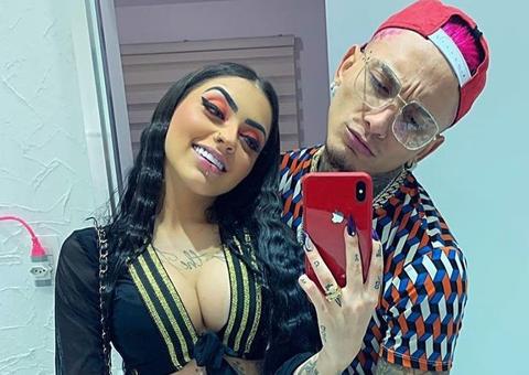 Em momento íntimo com namorado, MC Mirella celebra aniversário de namoro 