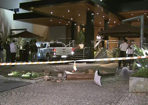 Na frente de restaurante, manobrista perde controle de carro e atropela 3 pessoas