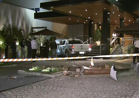 Manobrista perde controle, bate em 3 carros e atropela pedestres