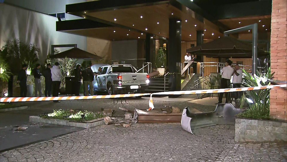 Manobrista perde controle, bate em 3 carros e atropela pedestres