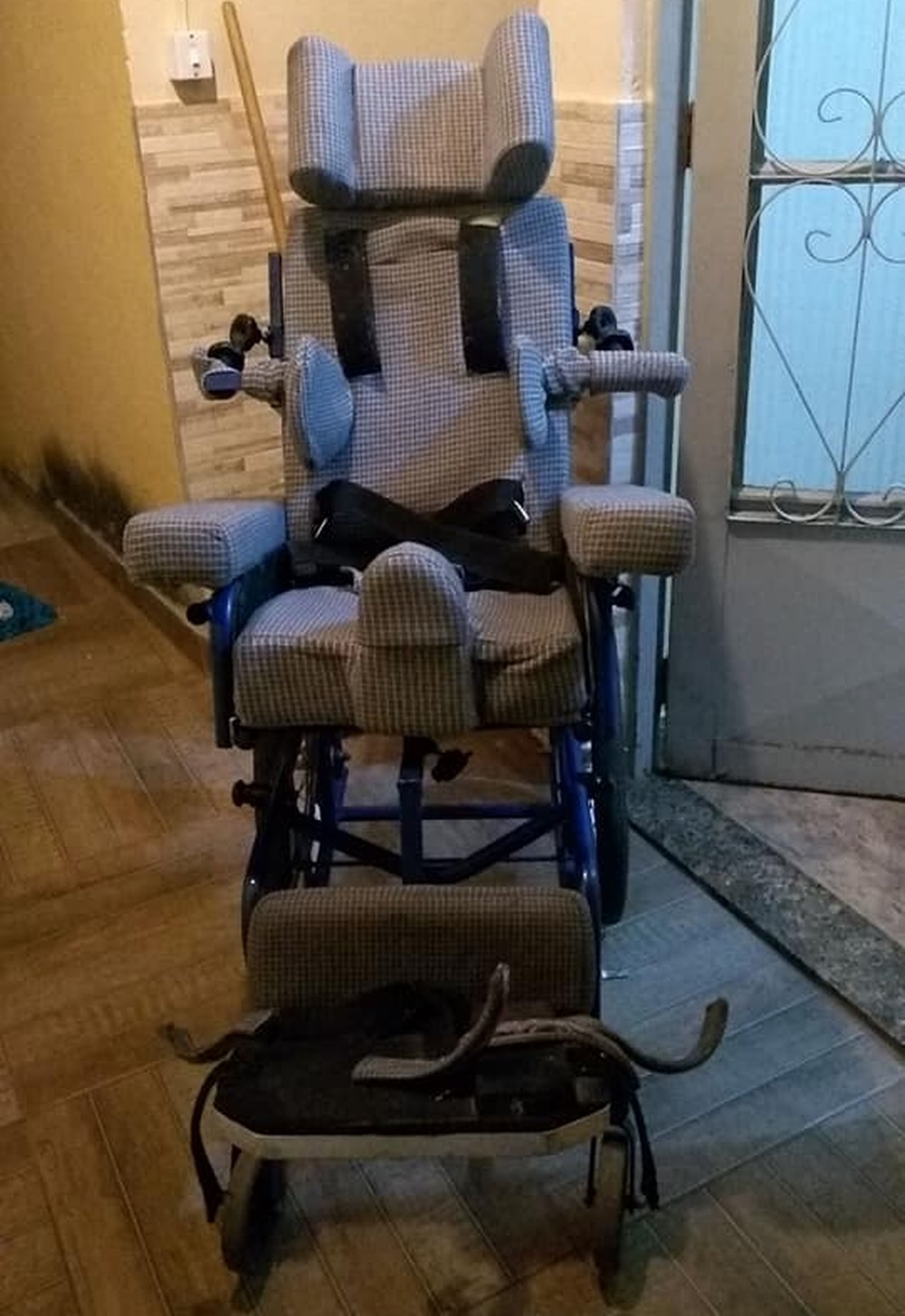 Ladrões roubam cadeira de rodas de garota com paralisia cerebral