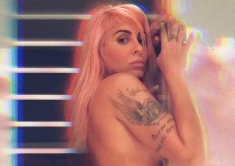 Cantora Alinne Rosa causa alvoroço com foto completamente nua 