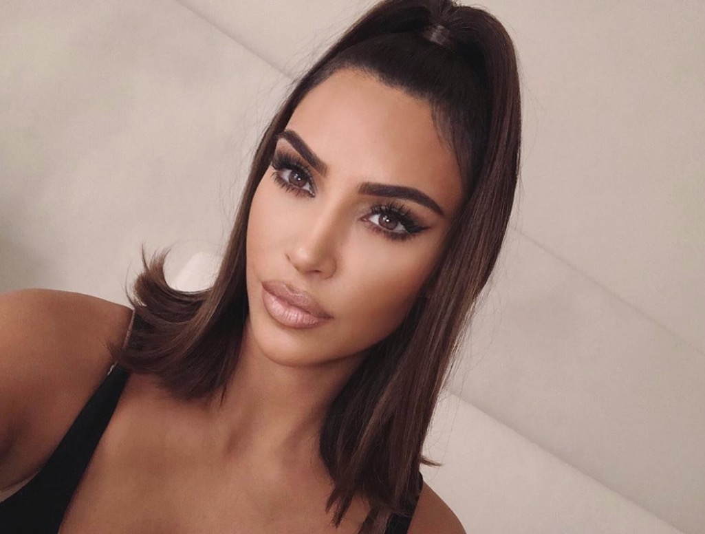 Kim Kardashian choca ao mostrar interior de avião de alto luxo durante voo