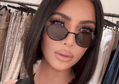 Kim Kardashian choca ao mostrar interior de avião de alto luxo durante voo