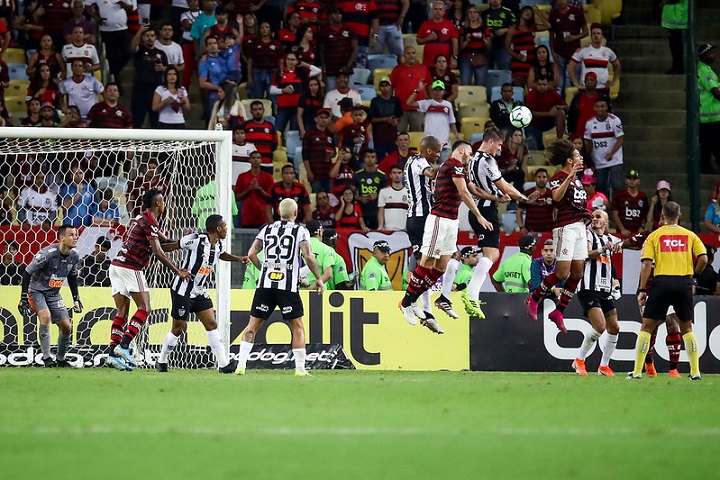 Flamengo vence Atlético Mineiro e amplia vantagem no Campeonato Brasileiro