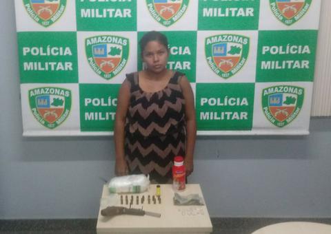Mulher é presa com armas e drogas em flutuante em Manaus
