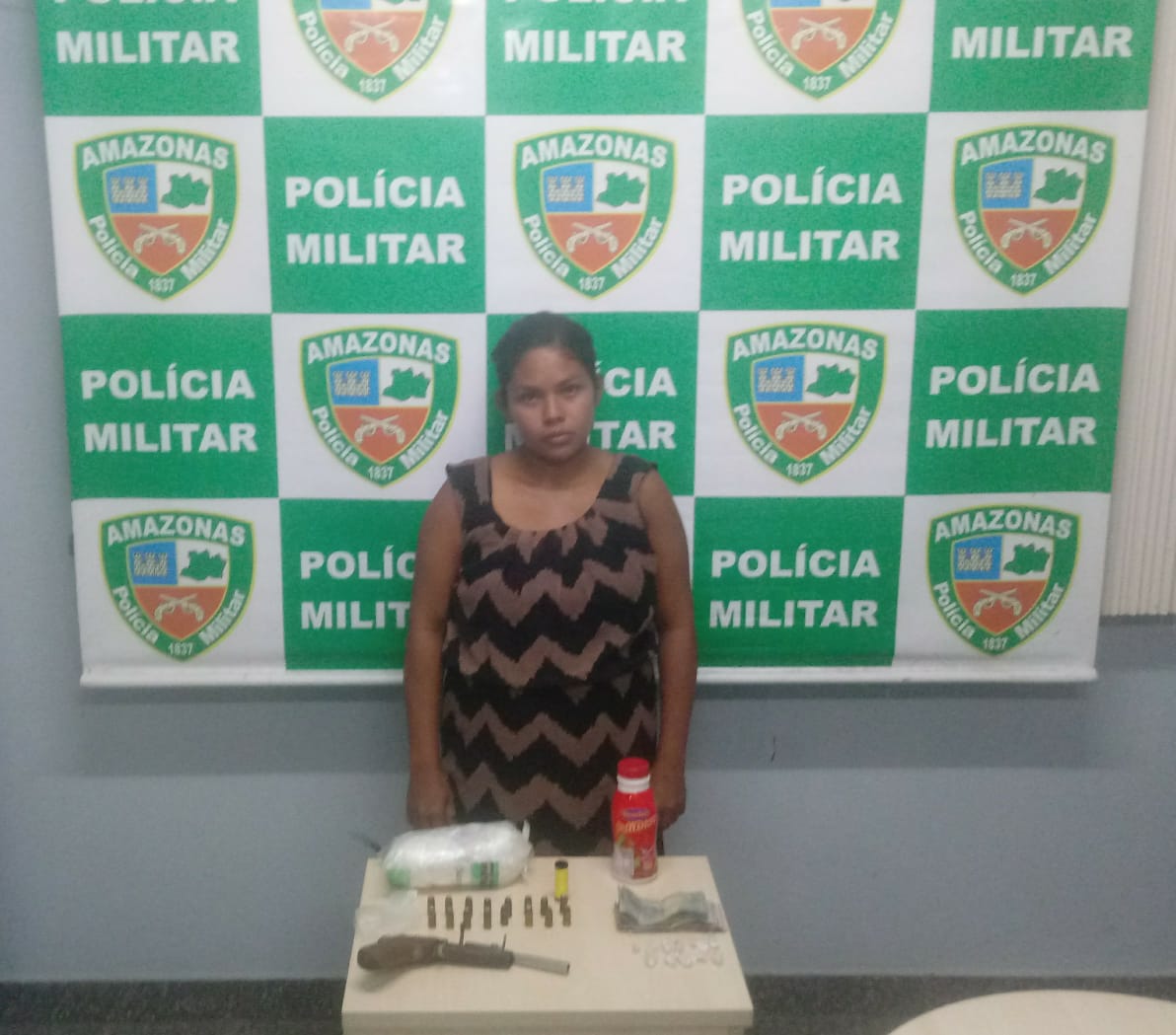 Mulher é presa com armas e drogas em flutuante em Manaus