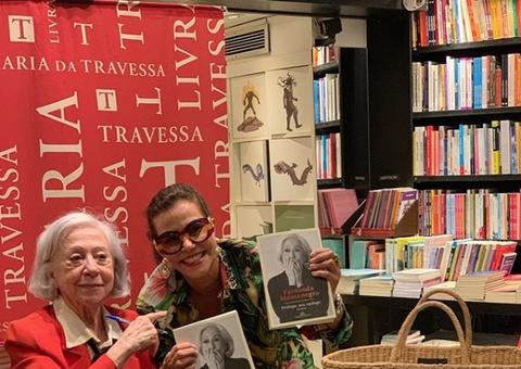 Narcisa Tamborindeguy fura fila e leva tapa em lançamento de livro