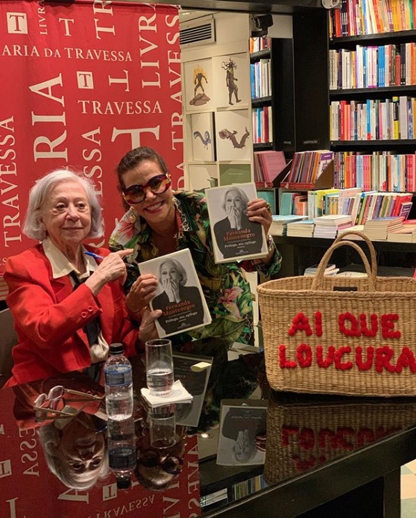 Narcisa Tamborindeguy fura fila e leva tapa em lançamento de livro
