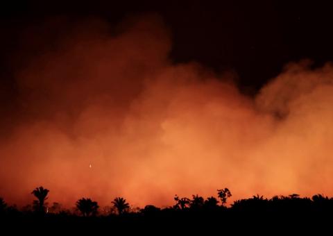Califórnia ordena que milhares deixem suas casas por causa de incêndios