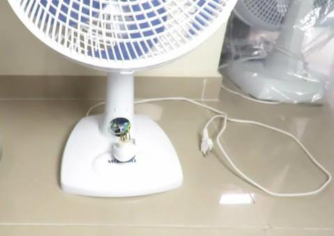 Criança de 4 anos é internada com queimaduras após morder fio do ventilador 