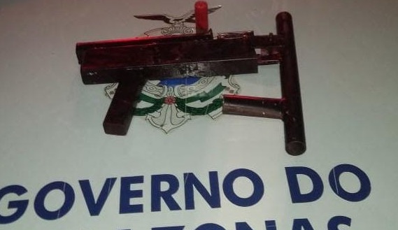 Em Manaus, criminosos abandonam carro roubado com arma caseira dentro