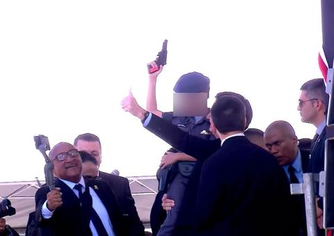 Criança fardada posa com arma de brinquedo no colo de Bolsonaro