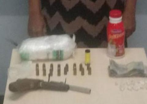 Mulher é presa com arma e drogas em flutuante de Manaus 