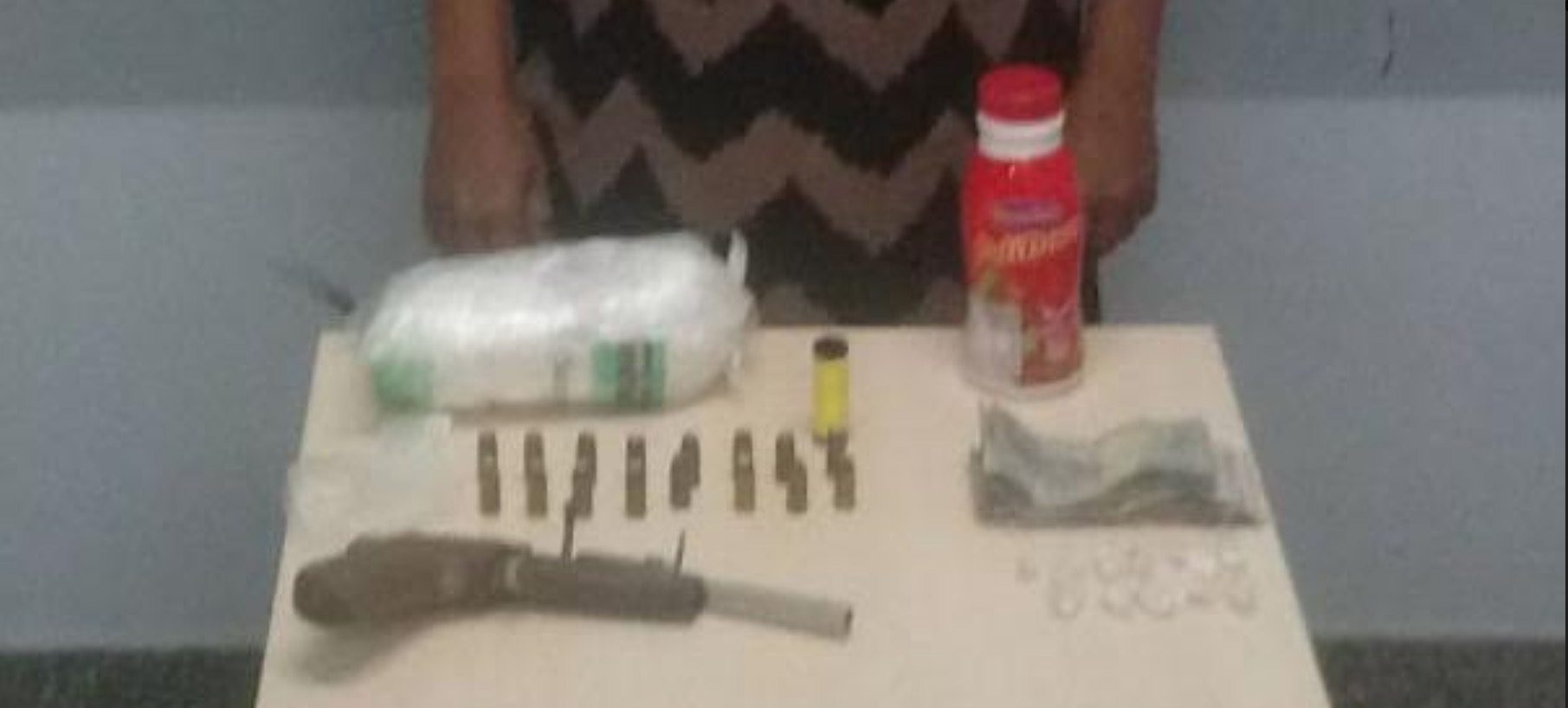 Mulher é presa com arma e drogas em flutuante de Manaus 