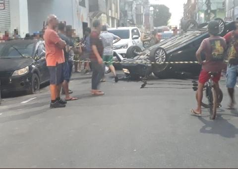 Motorista capota e colide com mais 2 ao desviar de adolescente de patins em Manaus